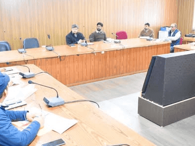 डीएम संदीप तिवारी ने अधिकारियों संग की समीक्षा बैठक
