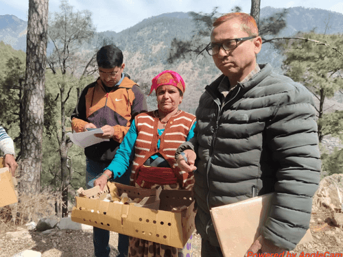 आजीविका वृद्धि हेतु लाभार्थियों को चूजों का किया गया वितरण