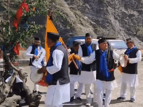 गीत संगीत के माध्यम से होल्यार दे रहे हैं होली की बधाई