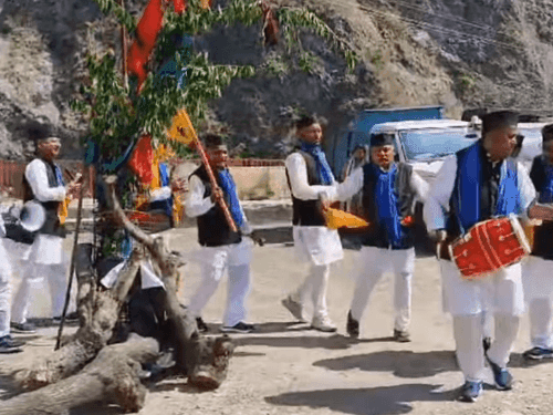 Image for गीत संगीत के माध्यम से होल्यार दे रहे हैं होली की बधाई