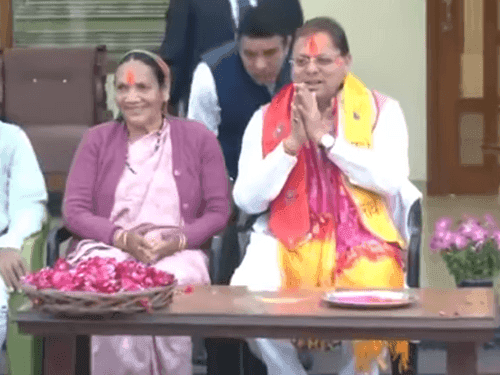 सीएम धामी ने स्थानीय लोगों के साथ मनाई होली