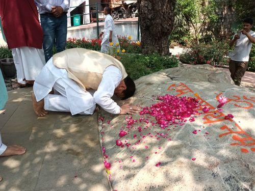 सीएम धामी ने किए कैंची धाम में बाबा श्री नीब करौली महाराज के दर्शन 