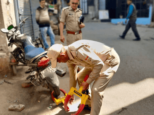 यातायात नियमों का उल्लघंन करने पर अल्मोड़ा पुलिस द्वारा की गई कार्यवाही