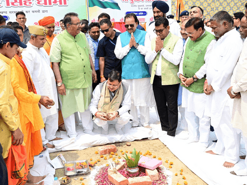 Image for सीएम धामी ने  213 फीट ऊँचे राष्ट्रीय ध्वज के लिए चिन्हित स्थल पर किया भूमि पूजन
