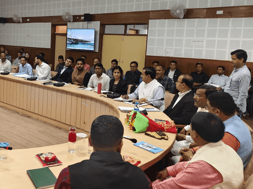 Image for कैबिनेट मंत्री डाॅ0 रावत ने ली विभिन्न विभागों की जनपद स्तरीय बैठक
