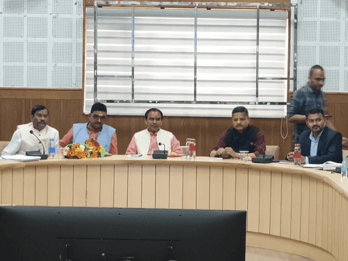 Image for कैबिनेट मंत्री डाॅ0 रावत ने ली विभिन्न विभागों की जनपद स्तरीय बैठक