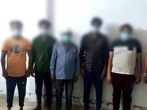 Image for मारपीट के वायरल वीडियो पर बहादराबाद पुलिस का एक्शन, 05 आरोपी गिरफ्तार