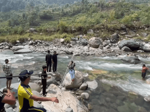 Image for एसडीआरएफ द्वारा स्थानीय लोगों को दी गई महत्वपूर्ण जानकारी