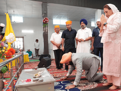 Image for राज्यपाल गुरमीत सिंह ने श्री गुरु सिंघा सभा गुरुद्वारा में टेका मत्था