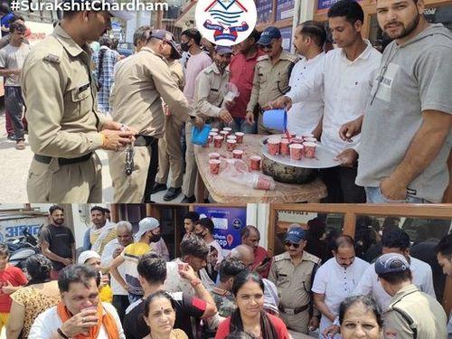 उत्तराखण्ड पुलिस द्वारा बुरांश का जूस व पेयजल किया गया वितरित 