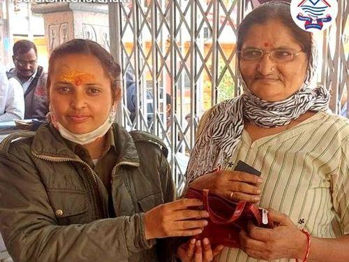 पुलिस द्वारा श्रद्धालु का खोया हुआ पर्स उसके मालिक के सुपुर्द किया गया