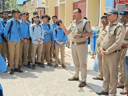 अल्मोड़ा पुलिस द्वारा विद्यालय में जाकर छात्र-छात्राओं को किया गया जागरूक