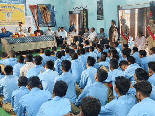 Image for Education Minister Dr. Dhan Singh Rawat distributed books to the students