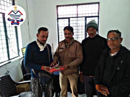 Image for अपना खोया बैग पाकर श्रद्धालु को मिला सुकून और जवानों को आशीर्वाद  