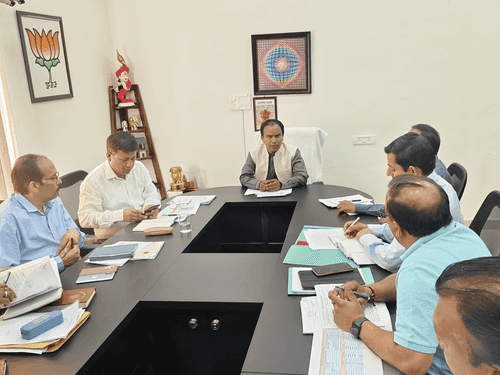 Image for Dr. Dhan Singh Rawat instructs officials on road improvements