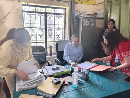 महारजिस्ट्रार ने डोईवाला में जन्म-मृत्यु पंजीकरण प्रक्रिया का किया निरीक्षण