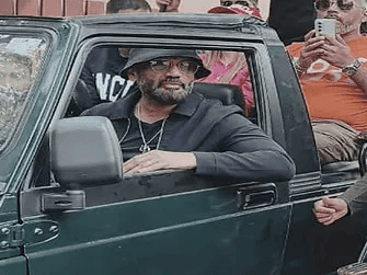 बॉलीवुड अभिनेता सुनील शेट्टी ने रामनगर में जंगल सफारी का लिया आनंद