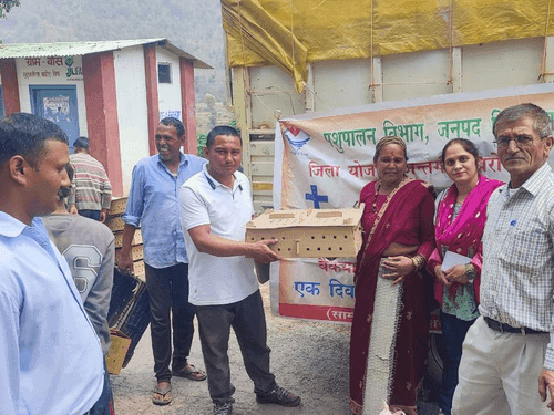 Image for आजीविका वृद्धि हेतु लाभार्थियों को चूजों का किया गया वितरण