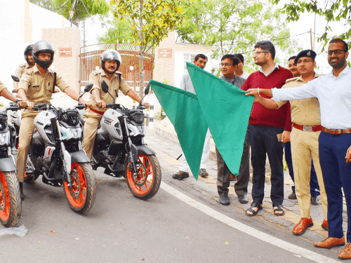 एक्सिस बैंक ने सीएसआर फंड से प्रशासन को सौंपी 6 मोटरसाइकिलें