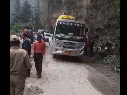 Image for भूस्खलन के कारण बंद हुए सड़क मार्ग को खोल दिया गया