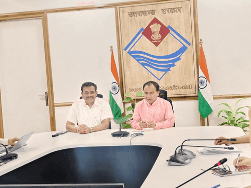 स्वास्थ्य सेवाओं की समीक्षा बैठक में गोल्डन कार्ड और नियुक्तियों पर हुआ फोकस