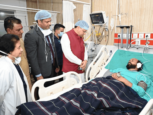सीएम धामी ने एम्स ऋषिकेश में रुद्रप्रयाग वाहन दुर्घटना के घायलों से की मुलाकात