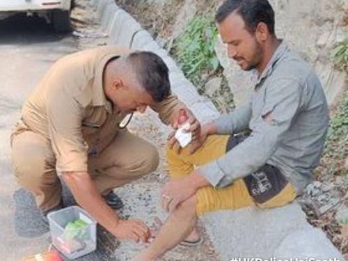 श्रद्धाुल को मामूली चोट आने पर पुलिसकर्मी द्वारा दिया गया प्राथमिक उपचार