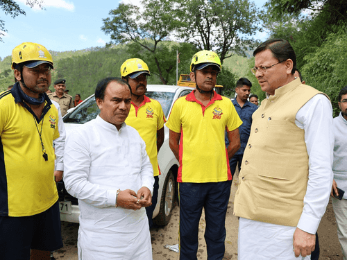 Image for आपदा प्रभावित सैंजी गांव पहुंचे मुख्यमंत्री धामी और कैबिनेट मंत्री धन सिंह रावत