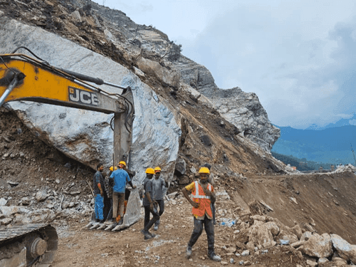 Image for Landslide near Bhanerpani on Badrinath Highway, road clearance work underway