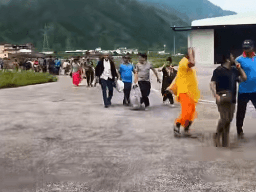 Image for Uttarkashi Disaster: Heli rescue continues, several people evacuated safely
