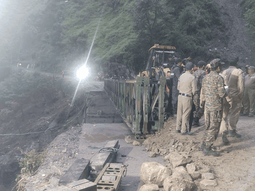 गंगोत्री हाईवे पर लिमचागाड़ में बना बेली ब्रिज, यातायात बहाल
