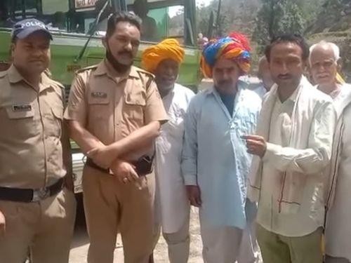 बुजुर्ग श्रद्धालु की अचानक बिगड़ी तबीयत, पुलिस द्वारा ले जाया गया अस्पताल