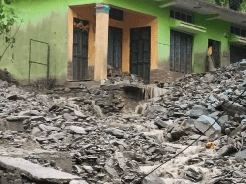 Image for उत्तरकाशी जिले में बादल फटने की खबर, राहत टीमें मौके पर