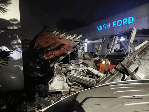 Image for Truck overturns near ISBT in Dehradun