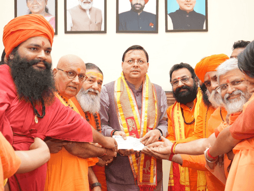 Image for सीएम धामी से मिले अखाड़ा परिषद, राहत कोष में दिया 34 लाख का योगदान