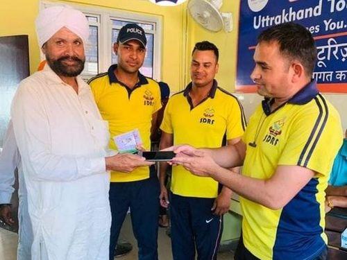उदास चेहरे पर खाकी ले आई मुस्कान