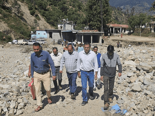 Image for चमोली प्रशासन ने आपदा प्रभावितों को दिया हर संभव मदद का भरोसा