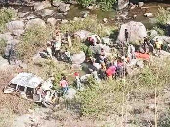 Image for गहरी खाई में गिरा वाहन, 6 लोगों की हुई मौत