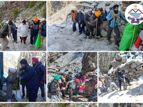 श्रद्धालुओं के लिए एसडीआरएफ टीम ने फावड़े-बेलचो से खोद कर मार्ग को बनाया सुगम 