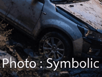 जनपद चमोली में लकड़ियों से भरा ट्रक खाई में गिरा, तीन लोगों का रेस्क्यू