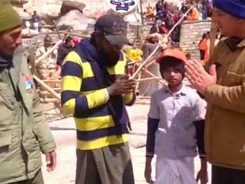 Image for श्रद्धालु के पास पैसे खत्म हो जाने पर पुलिस द्वारा की गई धनराशि की व्यवस्था