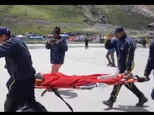 Image for वृद्ध श्रद्धालु की तबीयत खराब होने पर एसडीआरएफ टीम ने दिया सहारा