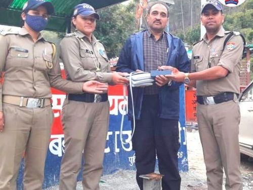 खोए पर्स को पुलिस द्वारा किया गया उसके मालिक के सुपुर्द