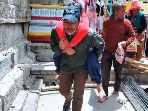 दिव्यांग महिला को कराए मंदिर के दर्शन