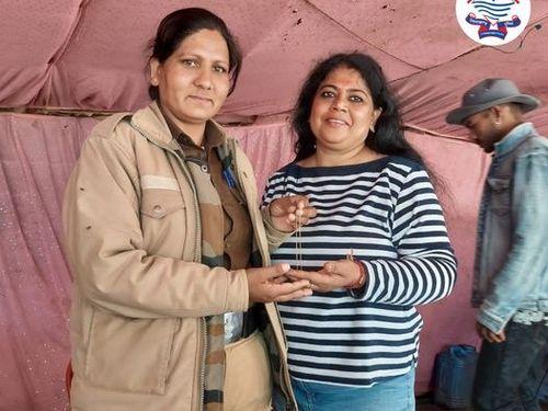 श्रद्धालु की खोई हुई सोने की चेन को ढ़ूंढ़कर पुलिस ने किया उसके मालिक के सुपुर्द
