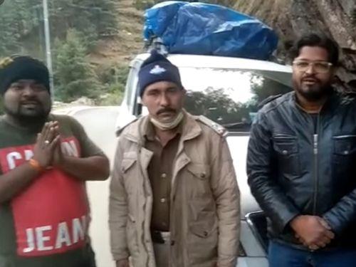 Image for पुलिस द्वारा मेकैनिक बुलाकर की गई श्रद्धालुओं की गाड़ी की मरम्मत