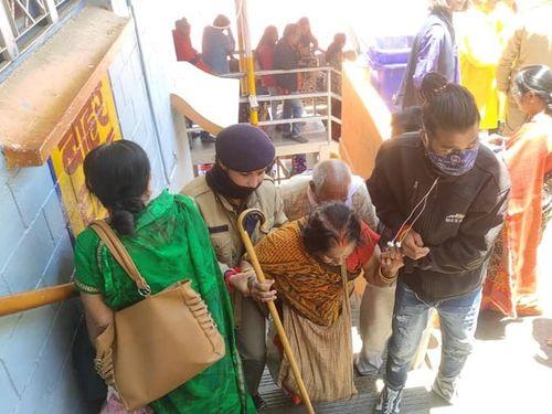 बेसहारों का सहारा बनती चमोली पुलिस