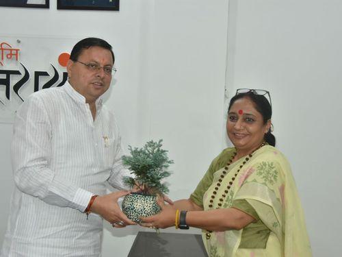 सीएम धामी से आज विधानसभा अध्यक्ष श्रीमती ऋतु खंडूड़ी भूषण ने की शिष्टाचार भेंट 