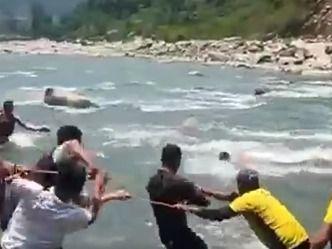 एसडीआरएफ टीम ने विद्यार्थियों को डूबने से बचाया