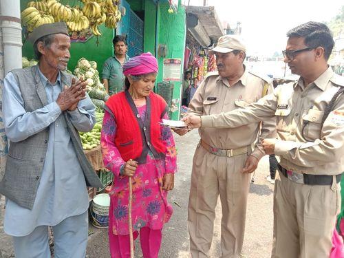 बुजुर्ग दंपति के खोये हुए 9000 रुपए व पासबुक को तलाश कर किया गया उसके मालिक के सुपुर्द
